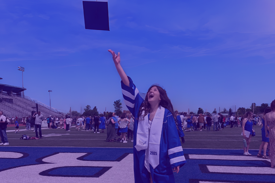 ¡Echa un vistazo a nuestro Student Yearbook aquí! ()